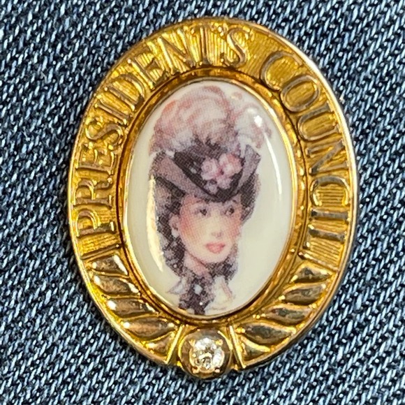 Vintage Avon Mrs Albee Cameo Pin Brooch Presidents Council 14K Gold One Diamond - Picture 11 of 12